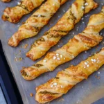 Blätterteigstangen mit Pesto & Feta