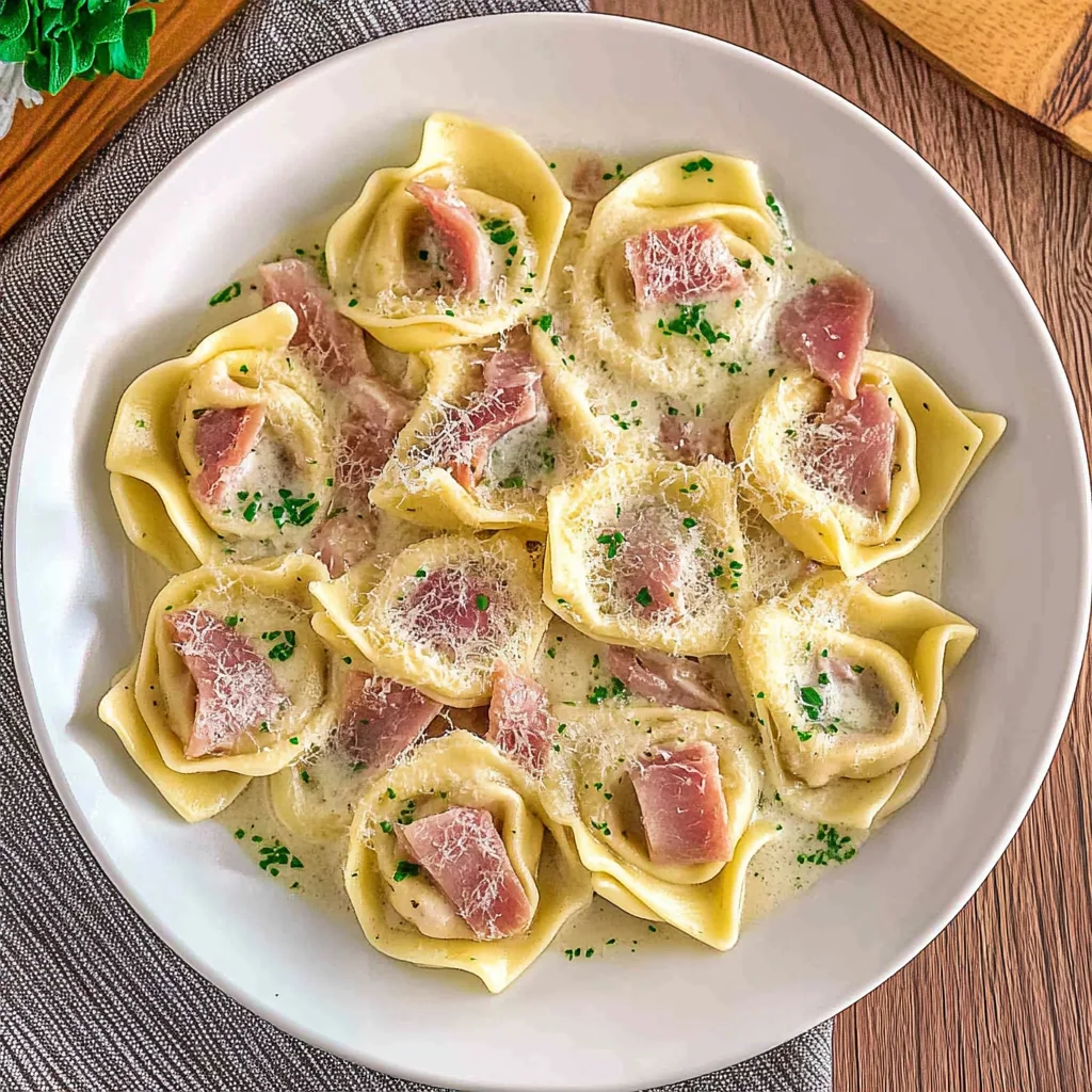 Tortellini alla panna mit HähnchenHähnchenschinken-Sahne-Soße